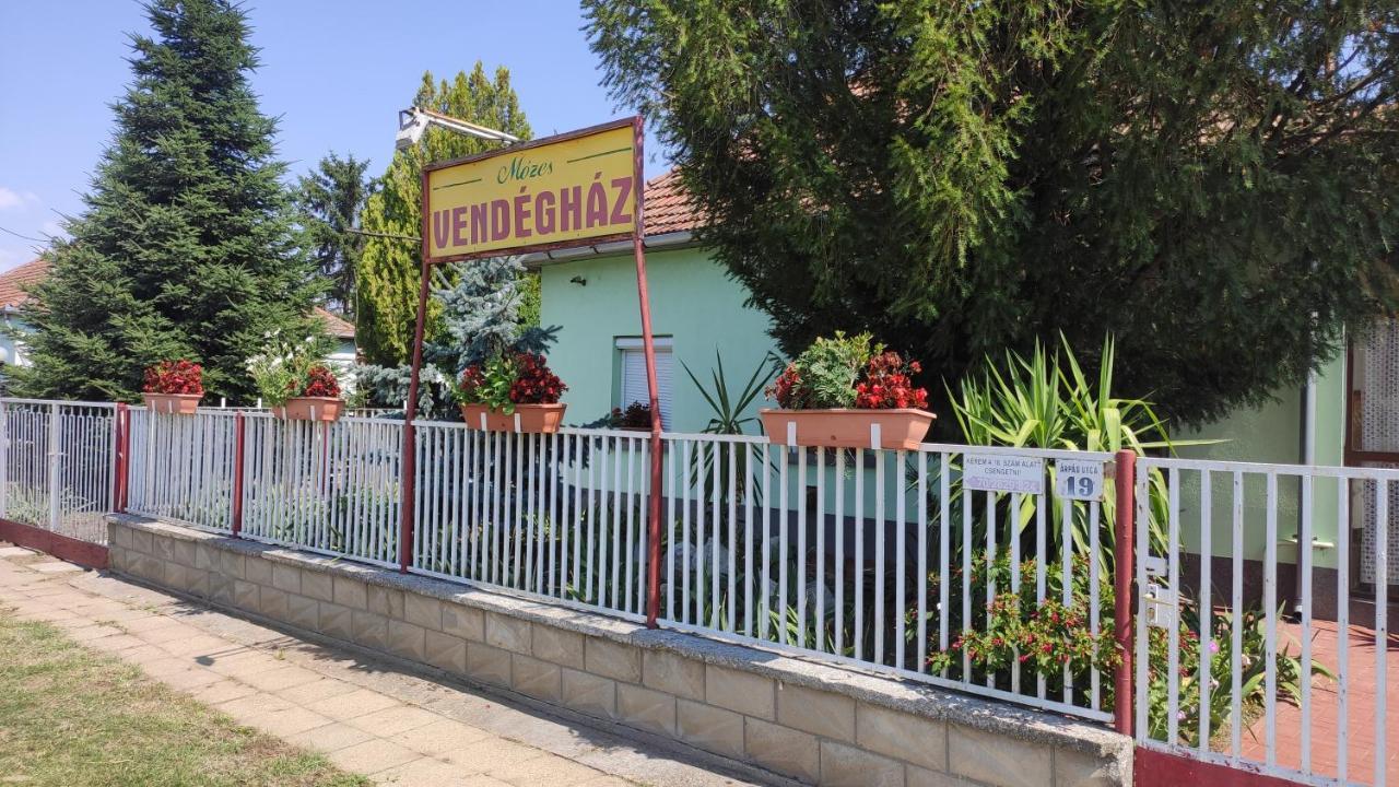 Opusztaszeri Mozes Vendeghaz 호텔 외부 사진